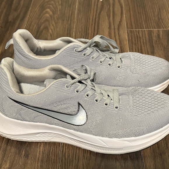 Nike Light Gray Running Shoes - Picture 1 of 8